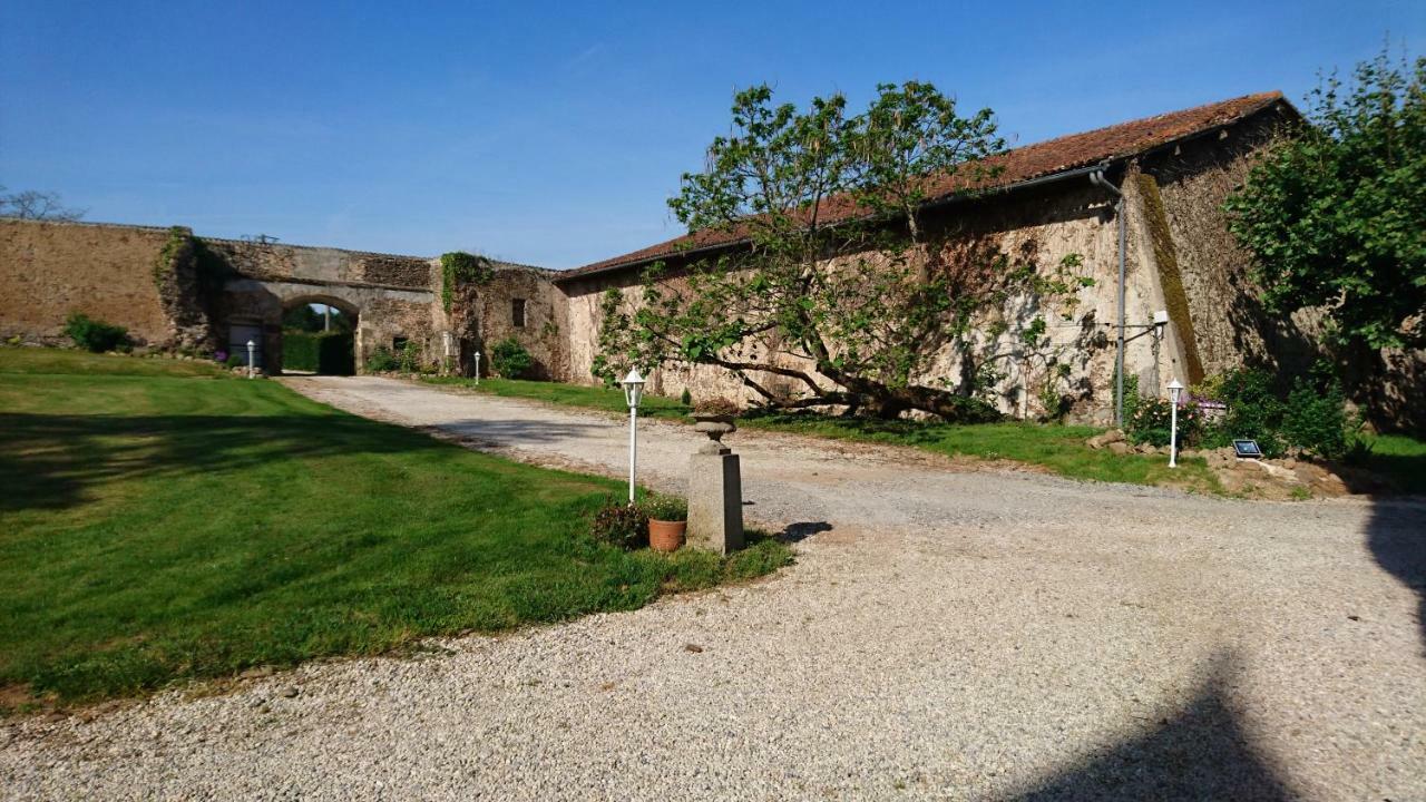 Pierre Deluen Domaine De La Grange De Quaire Bed & Breakfast Chassenon Exterior photo